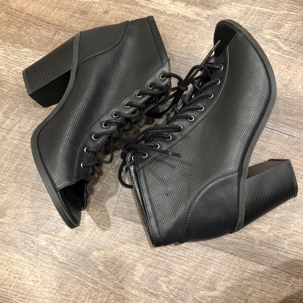 BLACK HEELS